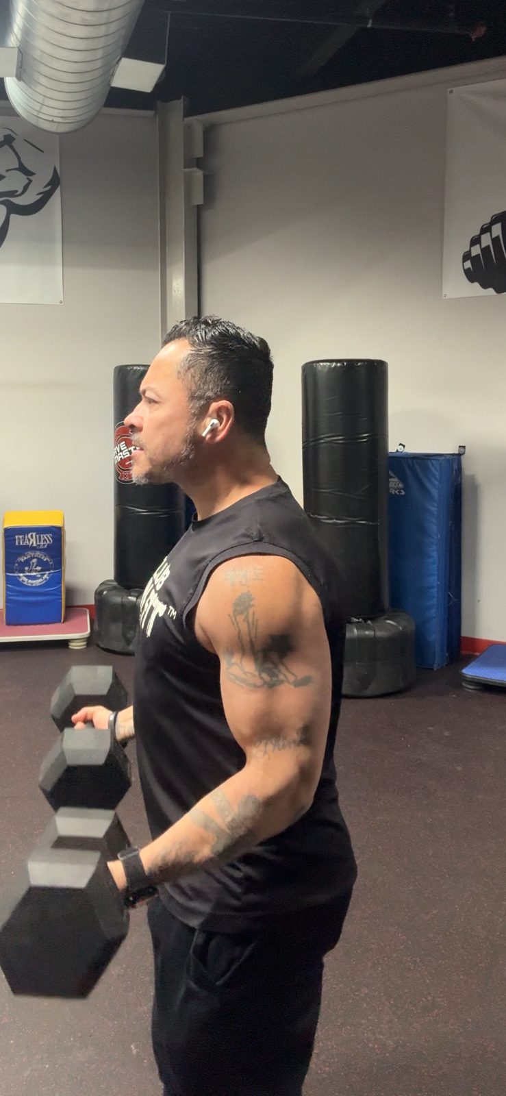 Master Al training with dumbbells at Club Raw-Fit